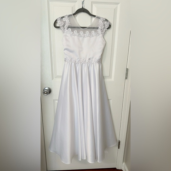 Elegant White Floral Kids Formal Dress - Picture 8 of 16